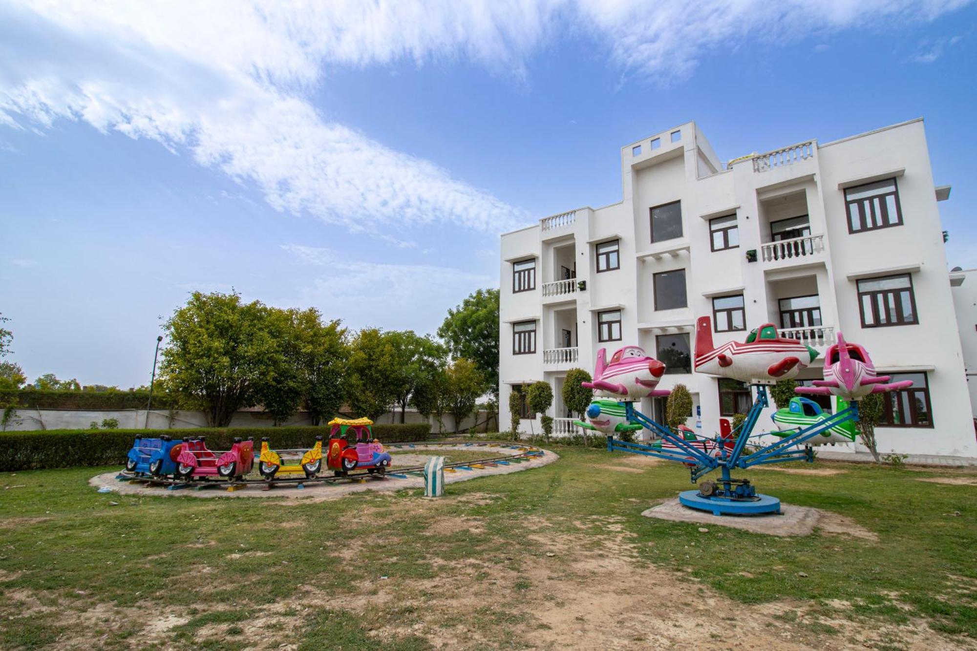 Elegance Resort Vrindāvan Buitenkant foto