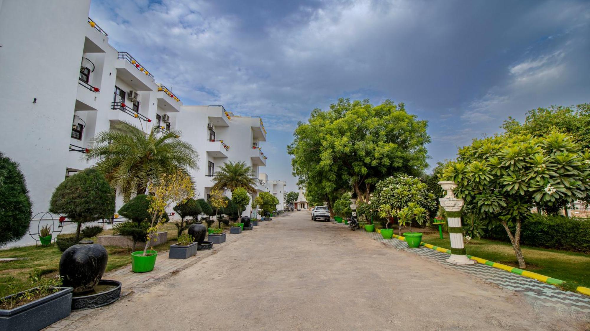 Elegance Resort Vrindāvan Buitenkant foto