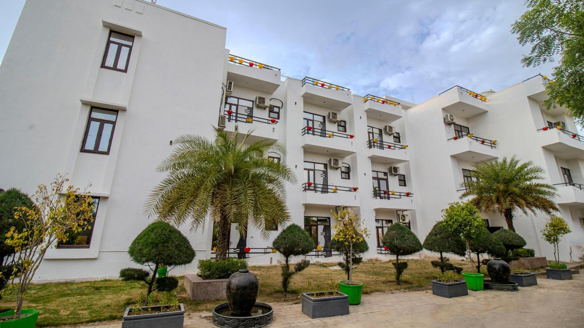 Elegance Resort Vrindāvan Buitenkant foto