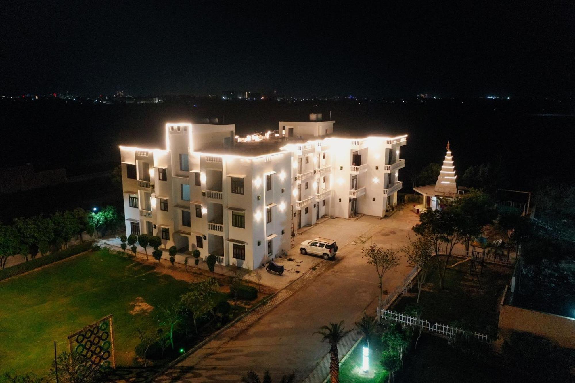 Elegance Resort Vrindāvan Buitenkant foto