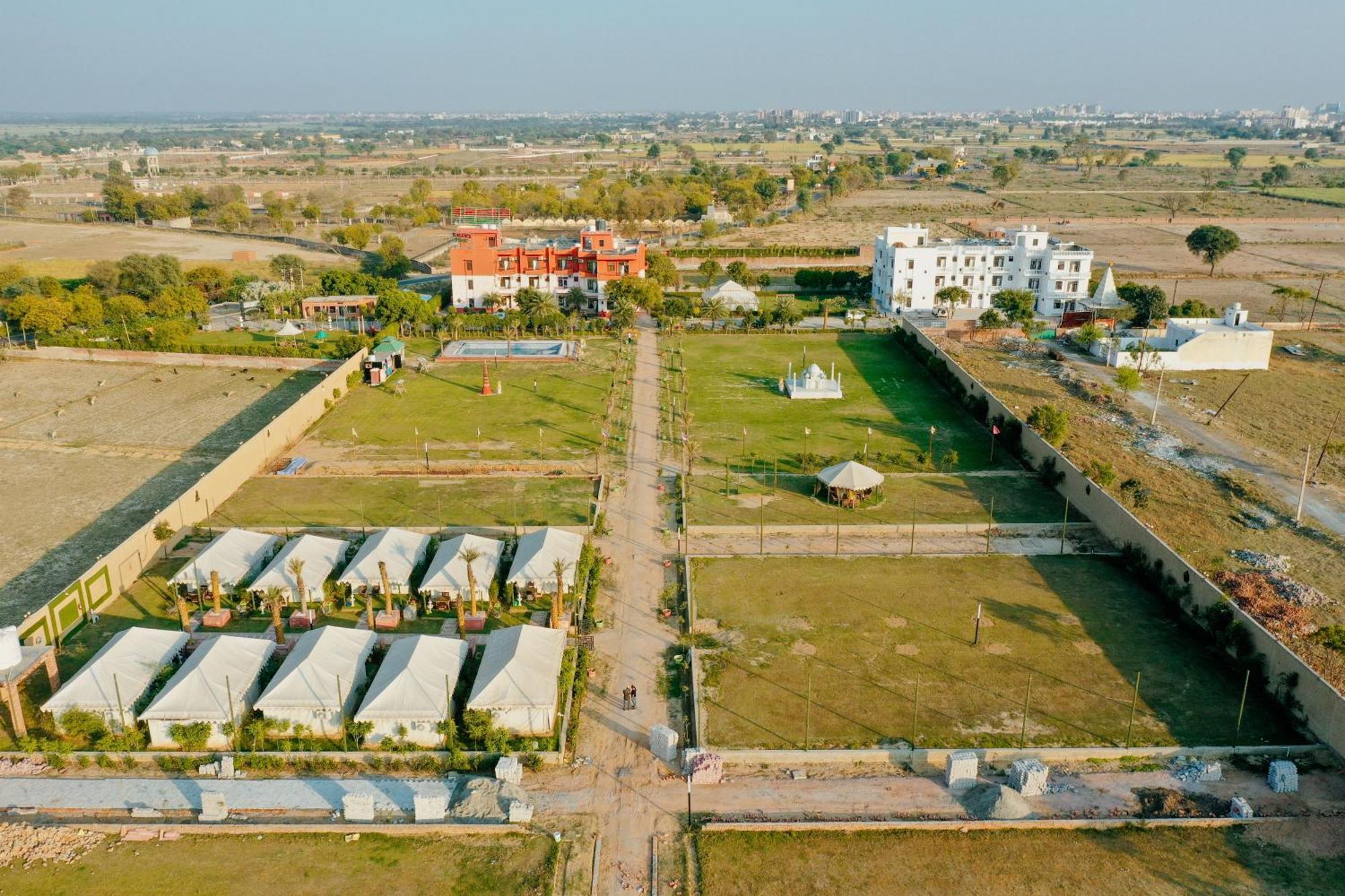 Elegance Resort Vrindāvan Buitenkant foto